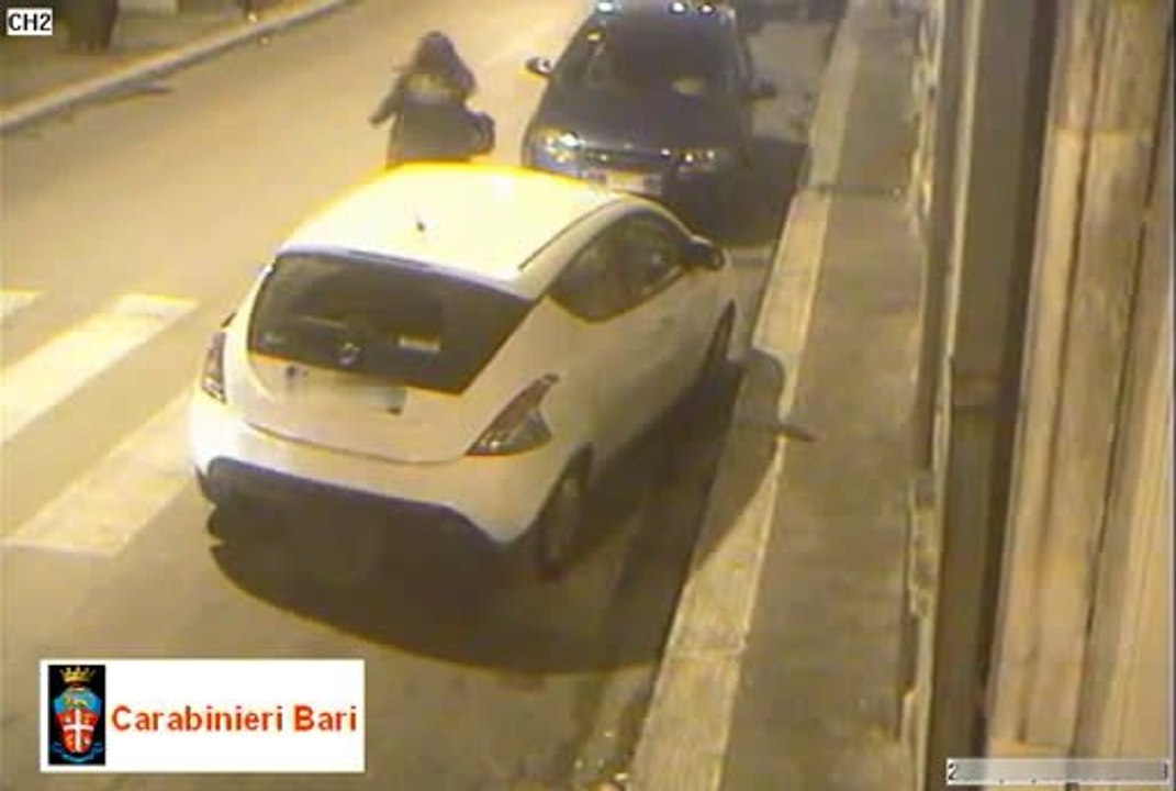 Assaltano autobus di linea e picchiano a sangue l'autista a Bari: arrestati quattro minorenni