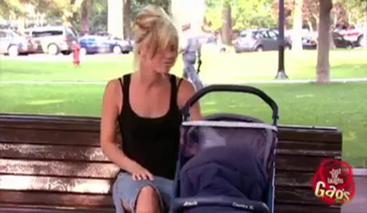 La mamma che fa fumare il neonato