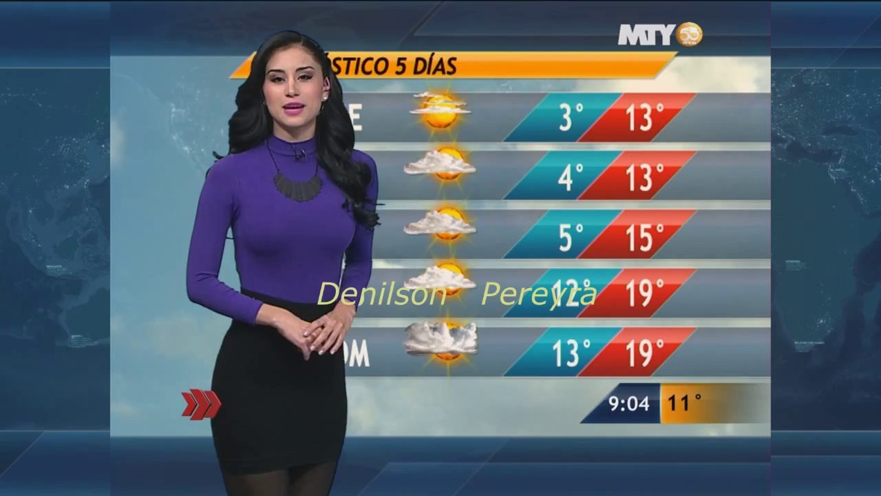 Naile Lopez im Minirock & schwarzen Nylons