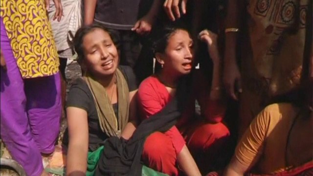 Child killed and hundreds of homes destroyed in slum fire