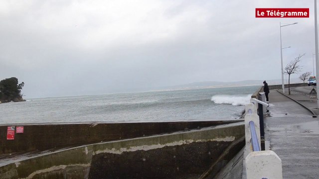 Douarnenez. La houle commence à arriver