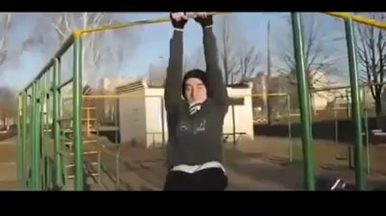 Questo ragazzo non ha l'uso delle gambe, ma fa cose incredibili. Un esempio per tutti