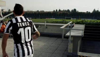 Tevez 91 metreden Facebook logosunu vurdu!