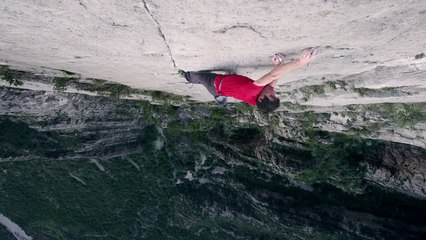 Crazy Man Climbs 1500-Foot Wall with No Safety Gear