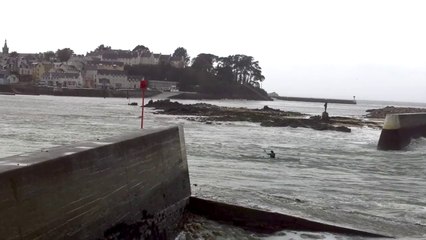 Douarnenez. Des kayakistes surfent sur la houle