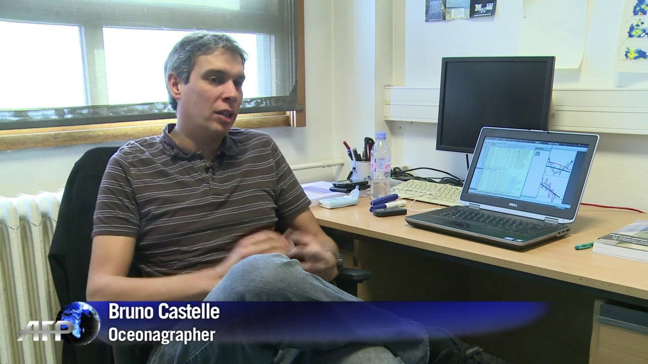 France's south-western coast fights the ocean