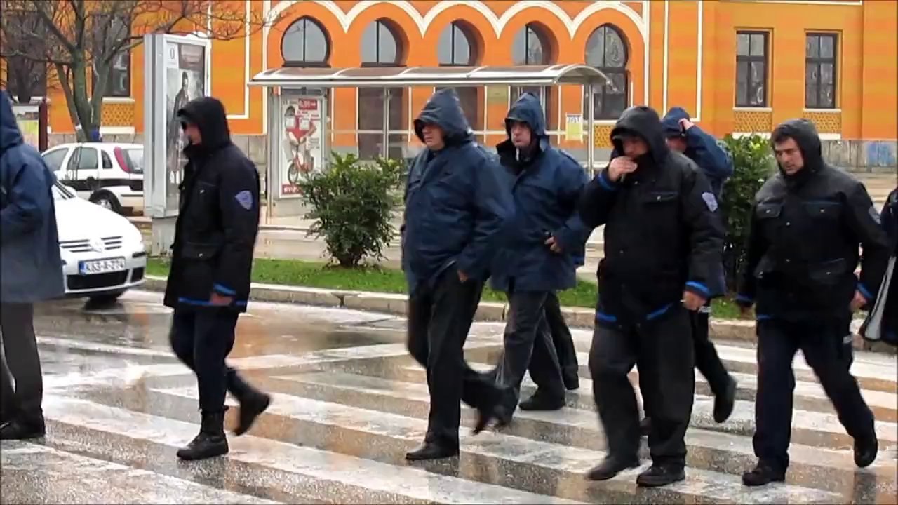 Policija rastjeruje gradjane Mostar 08 02 2014