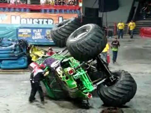 CRASH and Freestyle Grave Digger - Monster Jam Antwerp 11-09-10 (10)