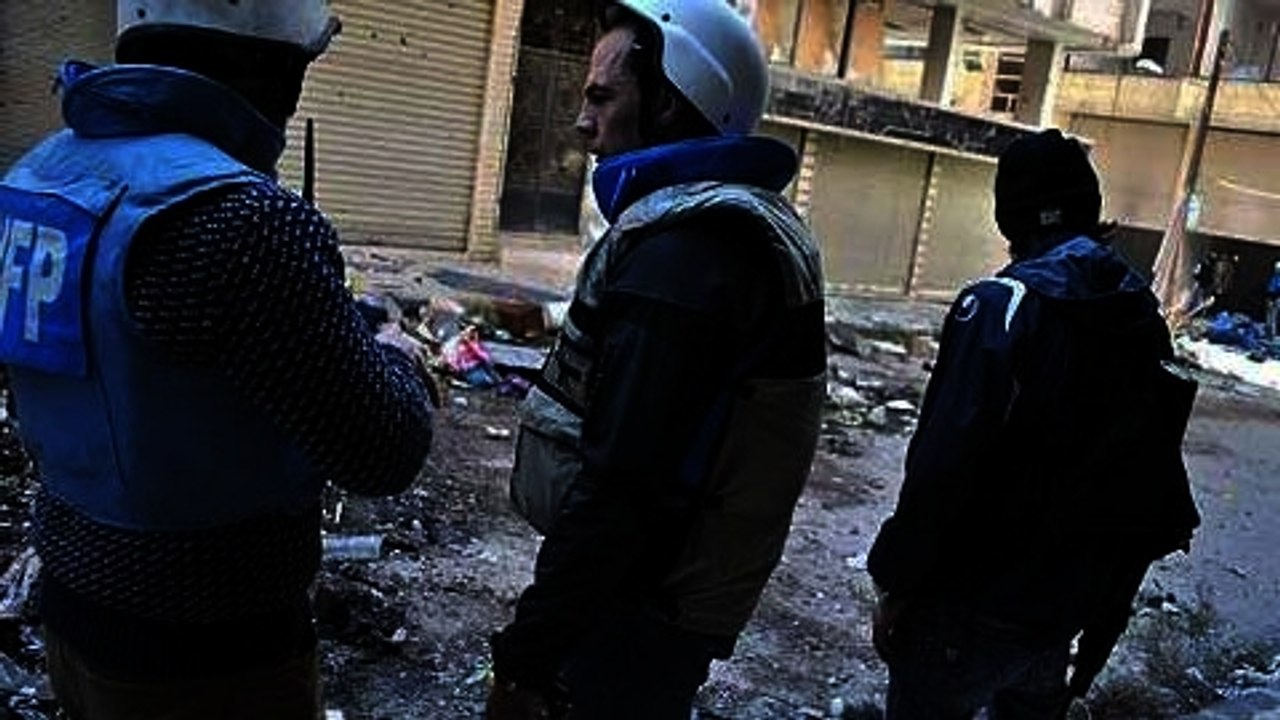 Aid convoy comes under attack in Homs