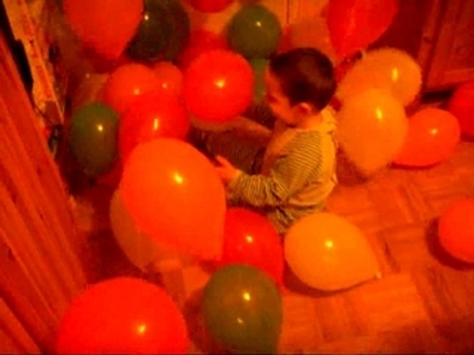 Ewan dans les ballons