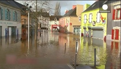 Télécharger la video: Il maltempo non dà tregua a Gran Bretagna, Francia e Regno Unito