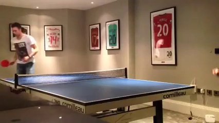 Robin Van Persie est capable de jouer au ping-pong avec deux balles