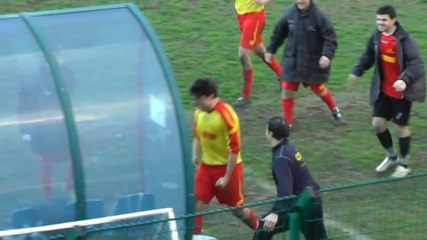 Il explose une vitre avec sa tête pendant un match de foot!!