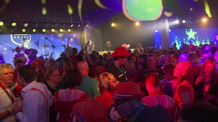 Fans celebrate as Dutch sweep the podium in speed skating