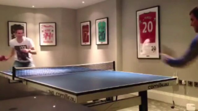 Insolite : Van Persie joue au ping pong avec 2 balles !