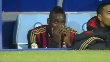 Balotelli en larmes sur le banc du Milan AC