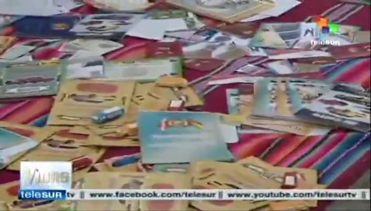 Bolivianos compran miniaturas de objetos desead...