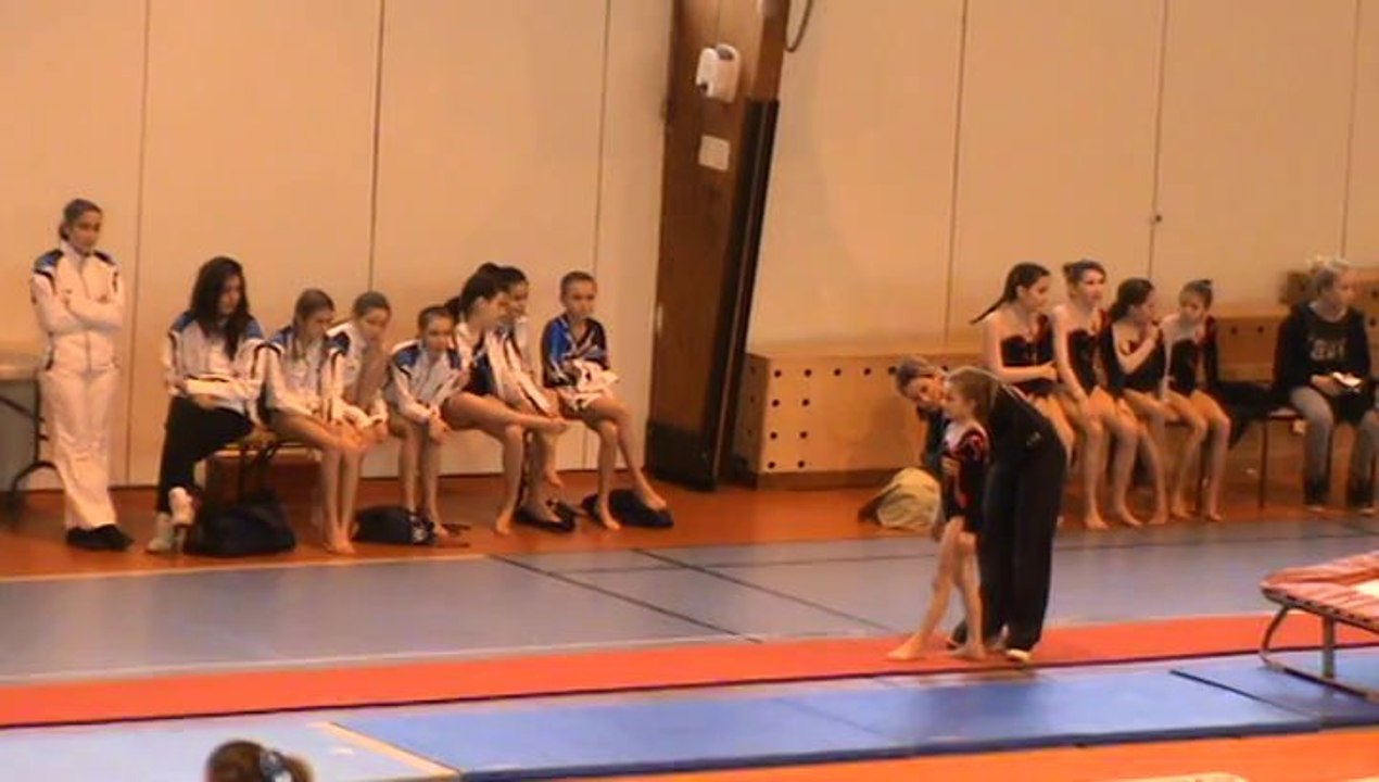chloé 8 ans compétition gym 1 ère participation saut