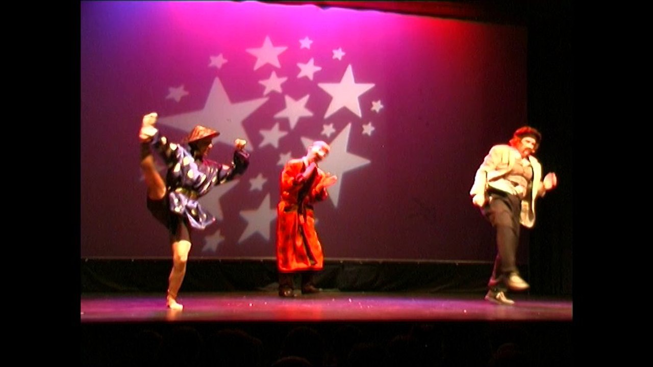 LE TOUR DU MONDE EN 80 JOURS de Jules Verne par le théâtre du Midi. Mise en scène Antoine Chalard