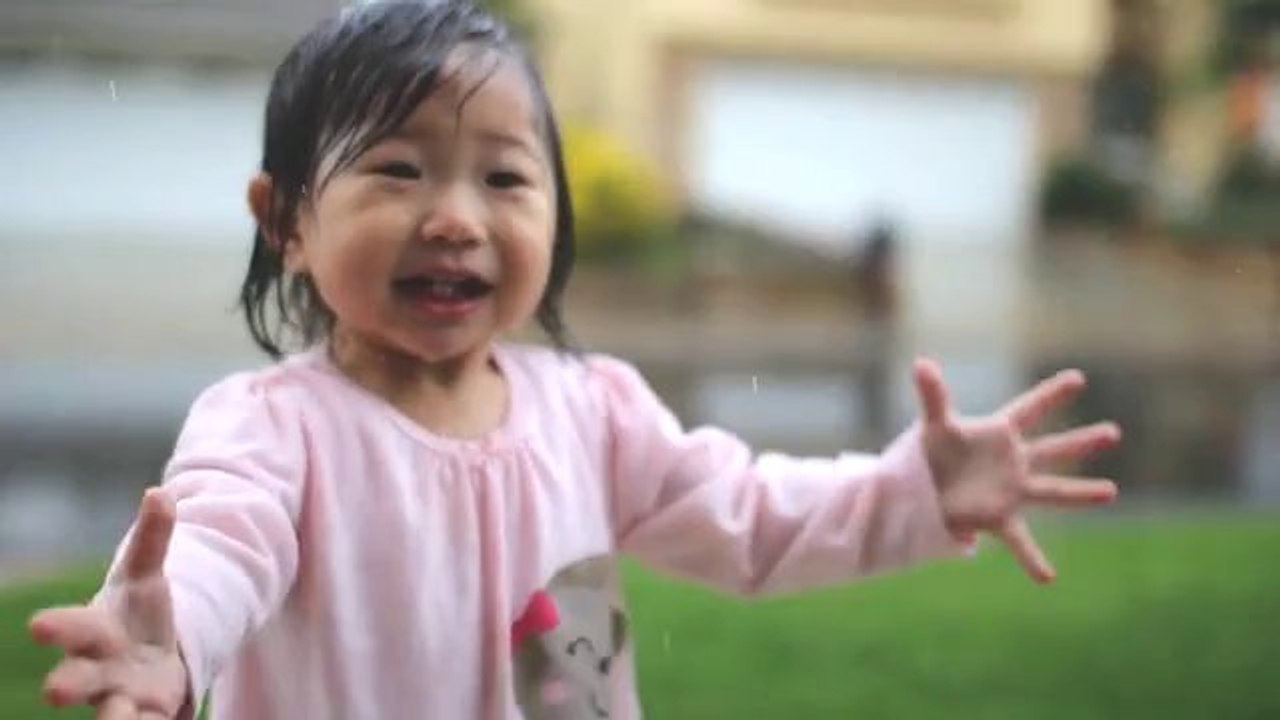 cette-petite-fille-trop-mignone-decouvre-la-pluie (2)