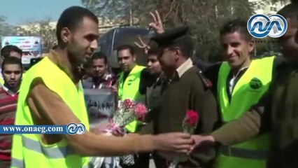 حملة مستقبل وطن تهدي الورود للشرطة والجيش بسوهاج