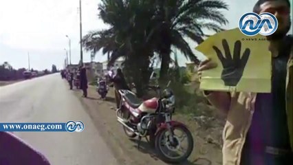 سلسلة بشرية للإخوان حاملين صور الرئيس السابق واشارت رابعة بكفر الشيخ