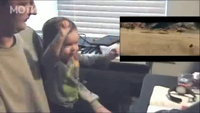 МОТИКА: Реакцијата на бебето на летањето на Супермен