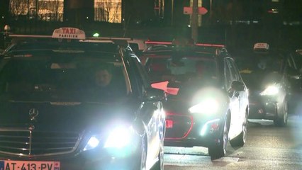 Plusieurs centaines de taxis à Roissy et Orly contre les VTC