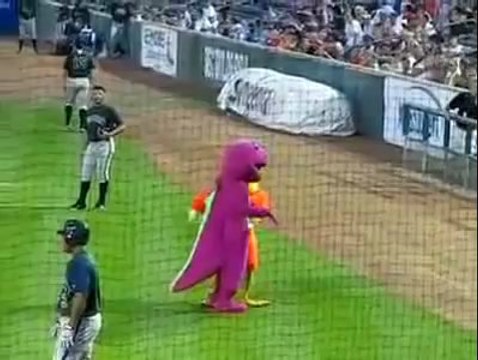 La meilleure bagarre de mascottes du monde