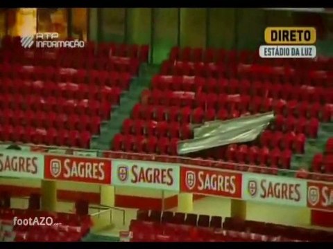 Placas metálicas caem da cobertura do Estádio da Luz após adiamento do Benfica - Sporting