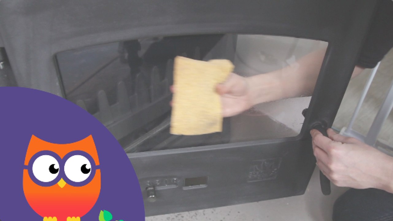 Comment entretenir la vitre d'un insert ou d'un poêle à bois (Ooreka.fr)
