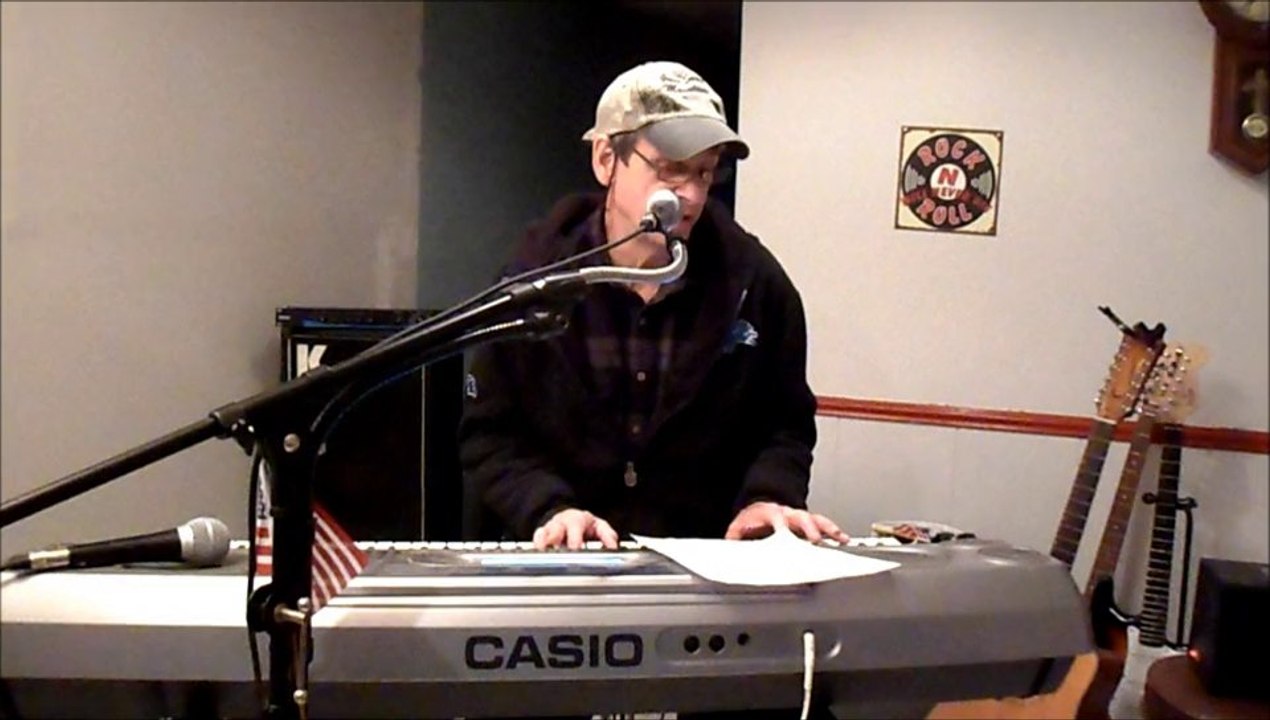 Radio   R-A-D-I-O  Queen classic cover song with sythesizer