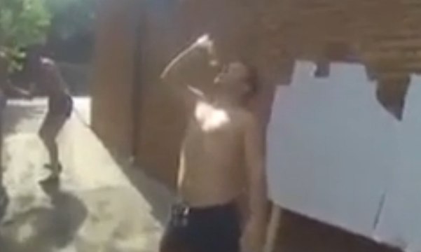 Picoler en se prenant des lattes par ses potes.. Dingue!! Jackass...