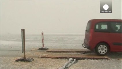 Kar yolları kestiğinde, buzdan mevsimlik yollar açılıyor