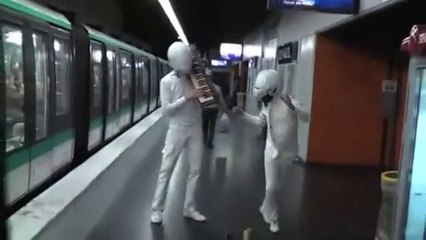Les roumains qui font Daft Punk dans le métro (Ligne 4)