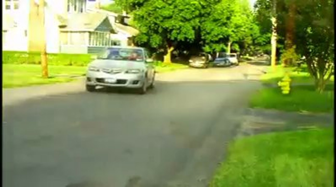 Impressionante. La corda invisibile che ferma le auto