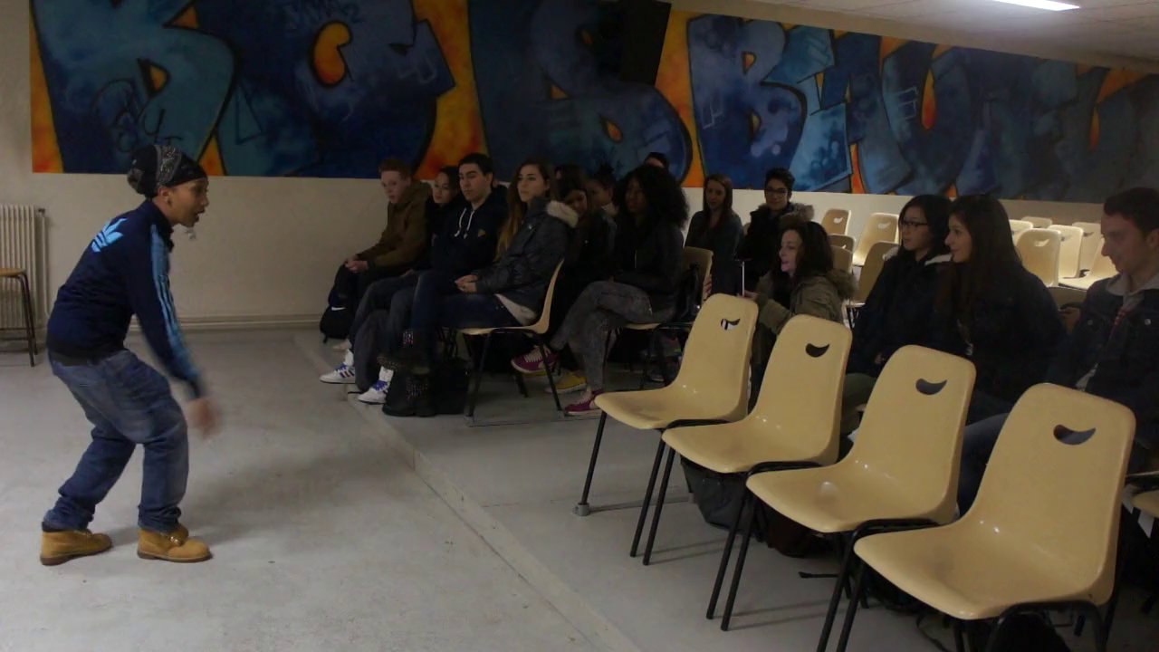 Séance improvisée de slam par Myriam au lycée Albert Camus