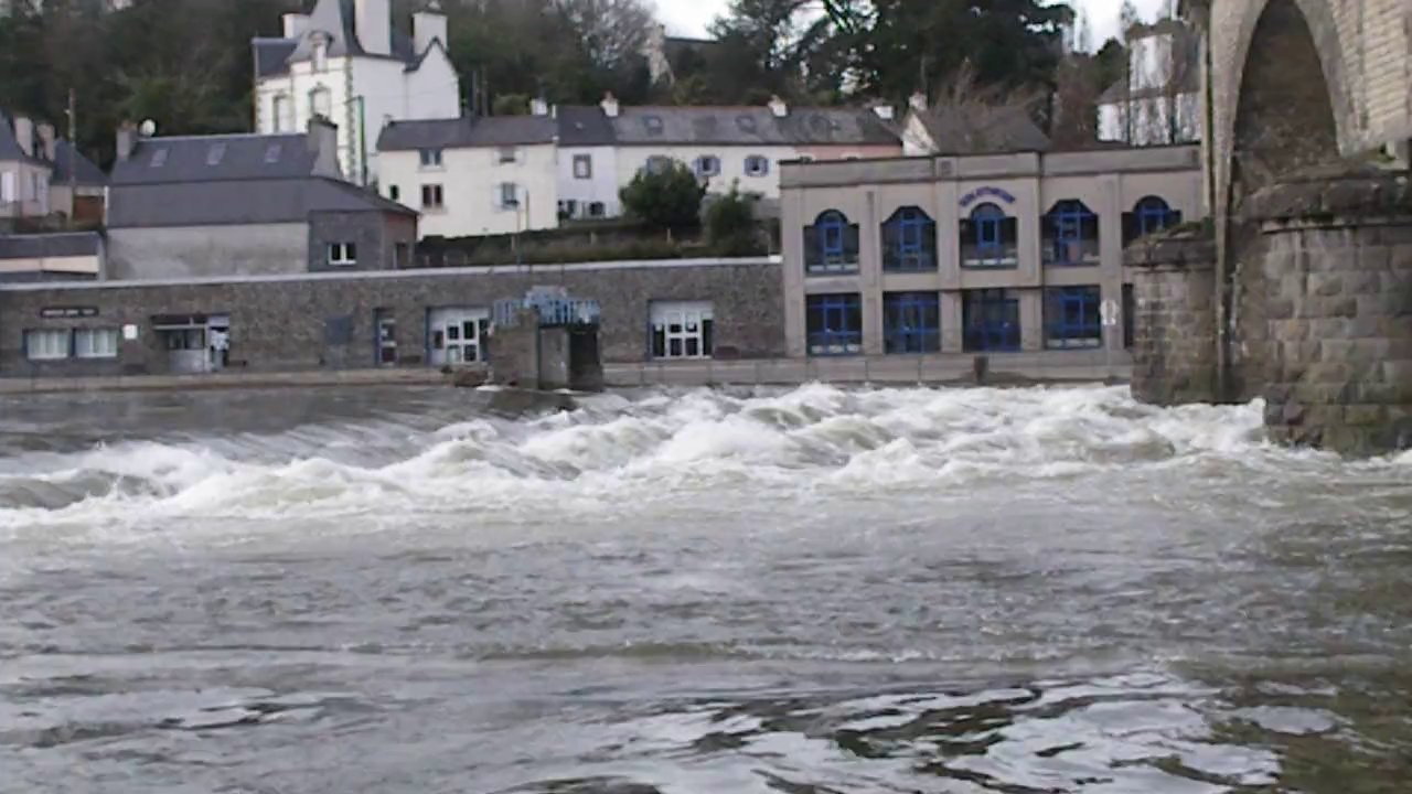 La passe à saumon de Châteaulin sous les eaux ...