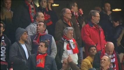Portugal - El techo del Estadio Da Luz se cae a pedazos