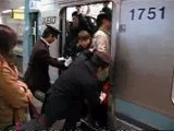 Pousseurs dans le métro au Japon