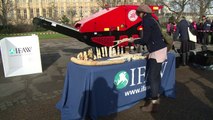 Objetos de marfim são destruídos em Londres