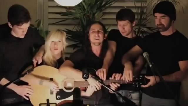 Bir gitarı 5 kişi çalarsa!..