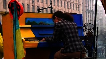 Protesters set up piano concert on Kiev barricades