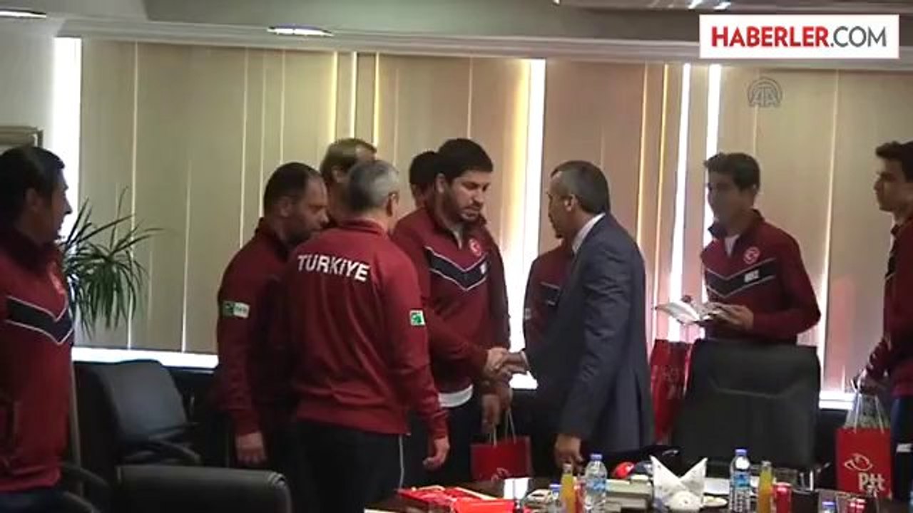 Tenis Federasyonu Başkanı Tural, genç sporcuları kabul etti -