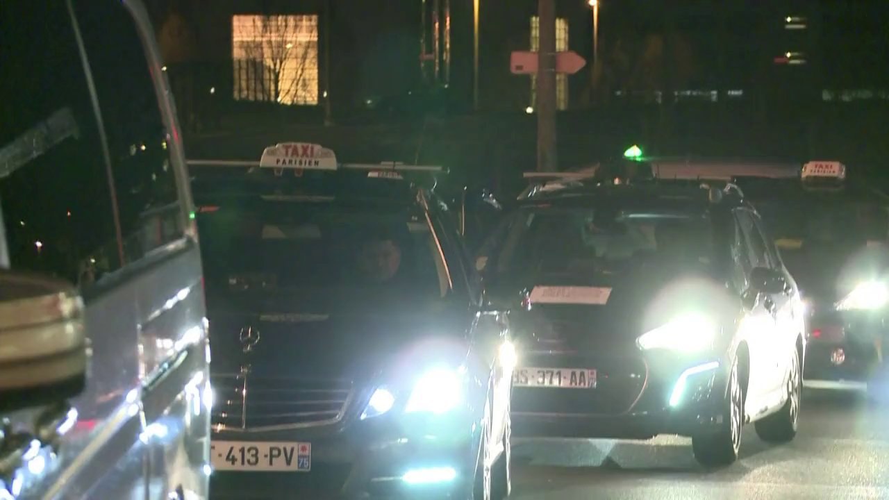 Paris taxi drivers strike over competition from mini-cabs