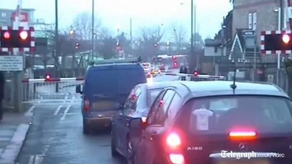 Dangerous drivers flout level crossing rules