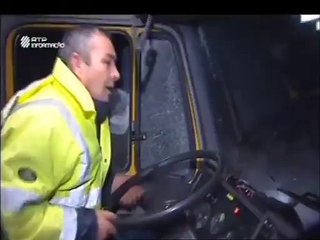 Limpa neve resgata uma família e fica ele próprio atascado na neve