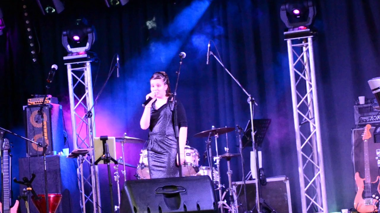 Lola Reva chante "jolie louise" le 08 02 2014