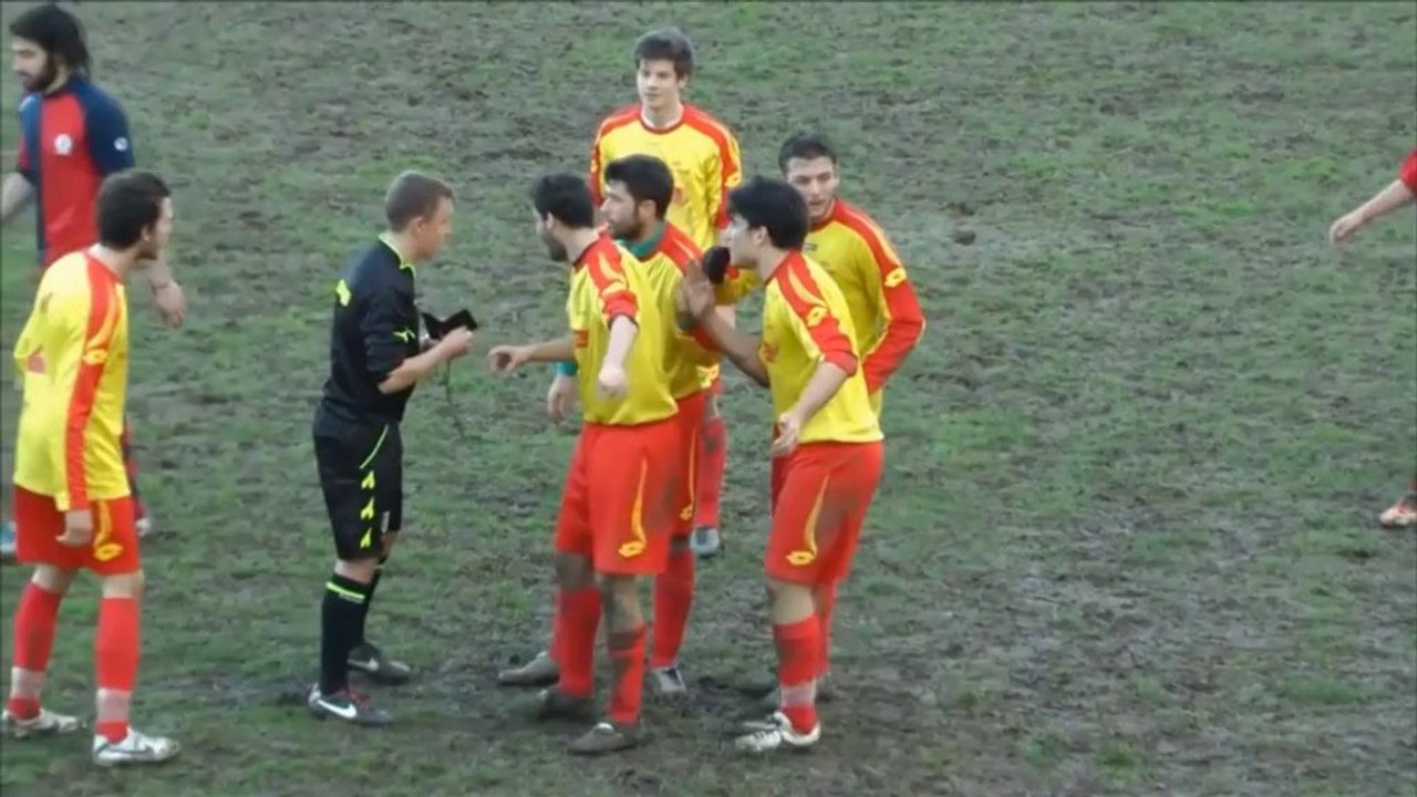 Italien: Ersatzbank-Headnut! Rot und reichlich Scherben