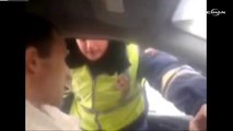 Rus trafik polisleri inatçı sürücüyü yaka paça dışarı çıkardı